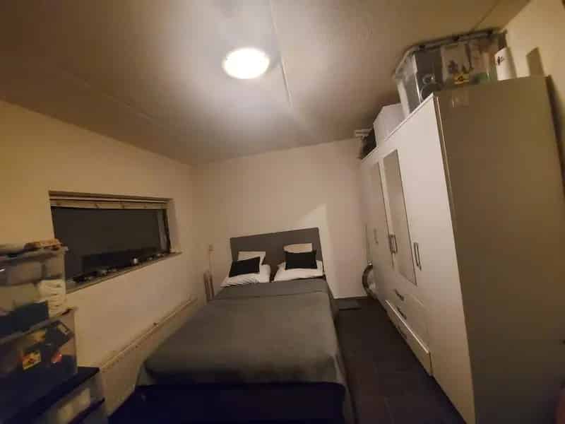 Kamer 15m2 Almere: Ruime kamer nabij OV en winkels