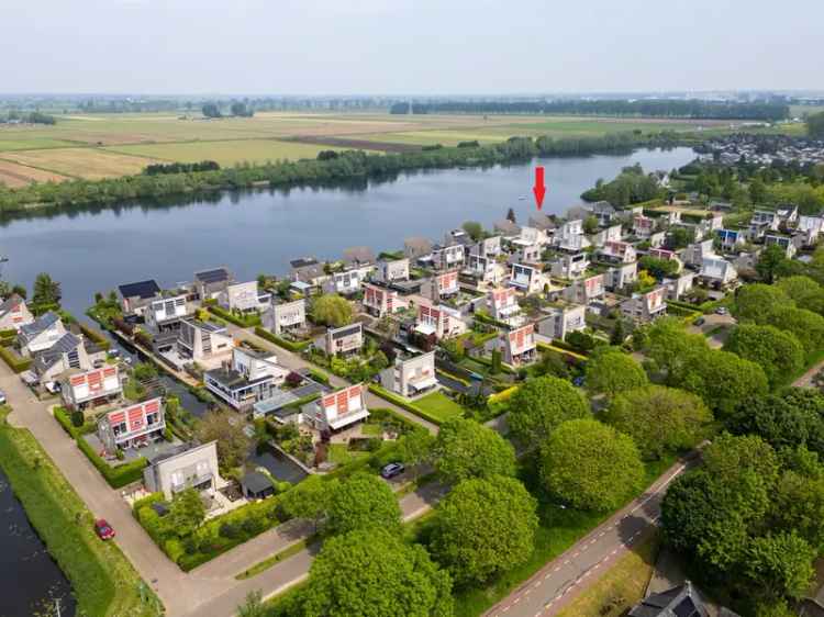 Vrijstaande woning aan het water te Capelle