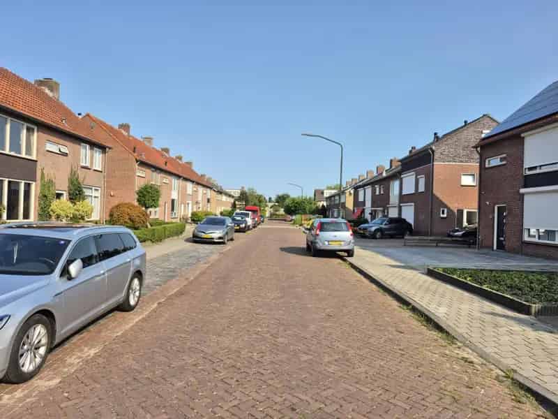Tussenwoning te moderniseren met berging en tuin
