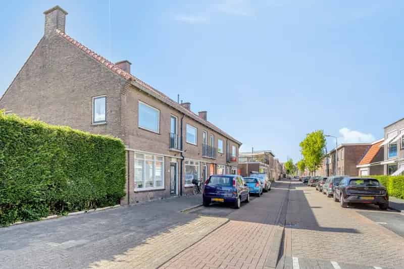Huis te koop Emmastraat Pijnacker: Dubbel bovenhuis met winkel