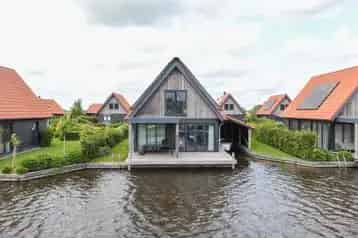 Luxe Watervilla Ossenzijl te Koop - Aanlegsteiger, Boothuis & Sloep