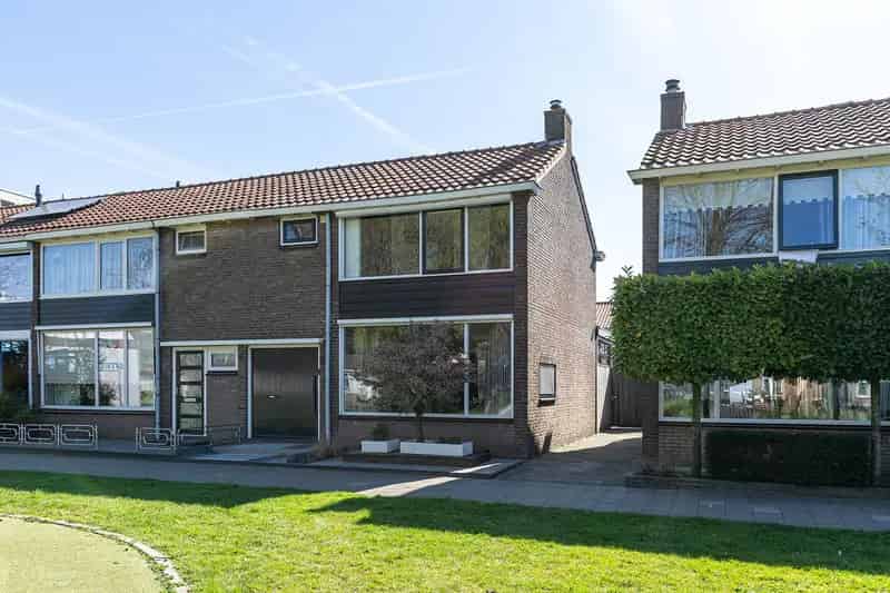 Hoekwoning met moderne tuin en 3 slaapkamers