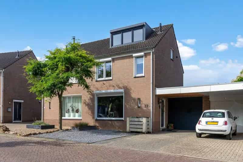 Geheel gemoderniseerd woonhuis te Hemelder 4 slaapkamers luxe badkamer zwembad