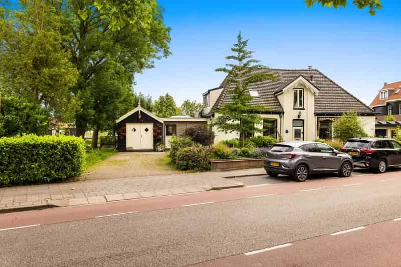 Landelijk Wonen in Assendelft: Ruime Familie Woning met Trimsalon