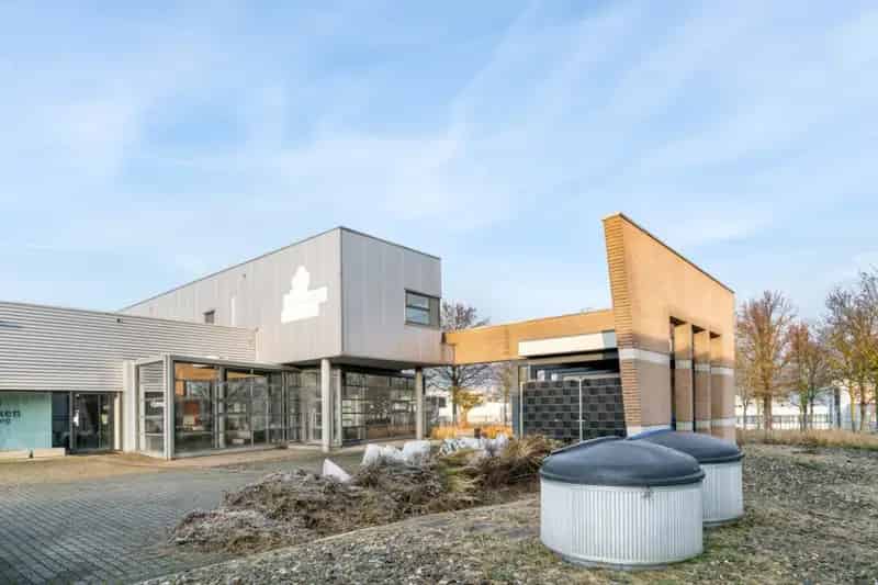Bedrijfshal met gekoelde productieruimte en kantoren te huur Heerlen