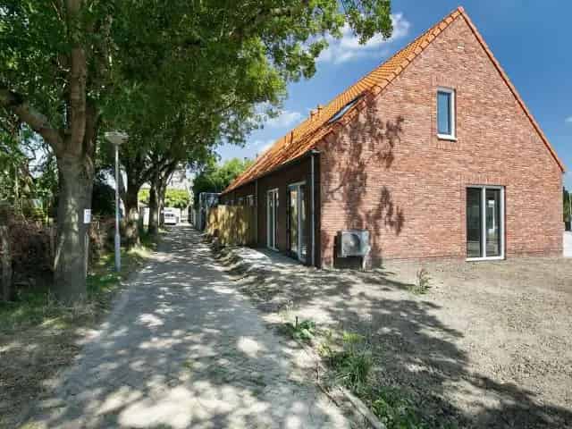 Te Huur Deltastraat 2C: Tussenwoning met 3 slaapkamers en tuin