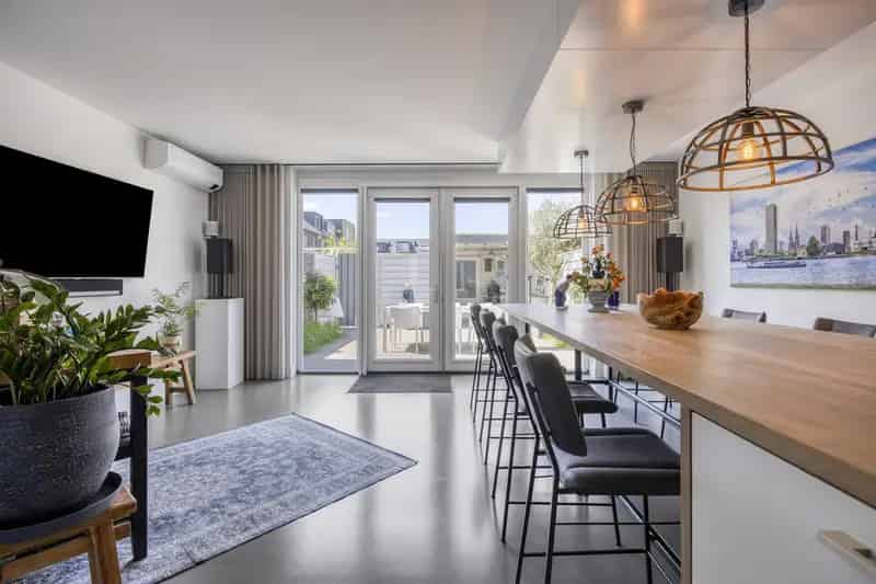 Moderne woning aan het Wilhelminakanaal te Tilburg