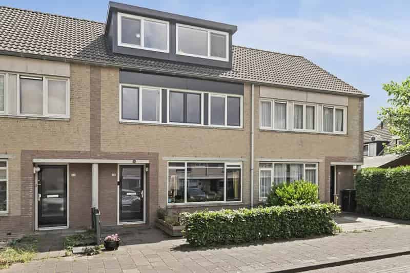 Ruim Lichtrijk Huis nabij Scholen en Voorzieningen