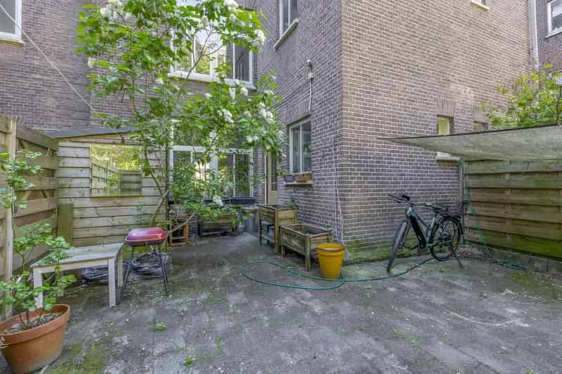 Amsterdamse Benedenwoning met Tuin te Koop