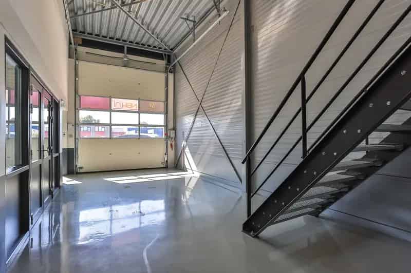 Bedrijfshal Groningen: Moderne unit met woonruimte te huur