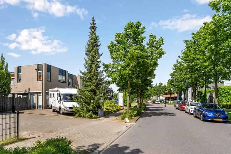 Bedrijfshal Veenendaal te koop: bedrijfswoning met ruim buitenterrein