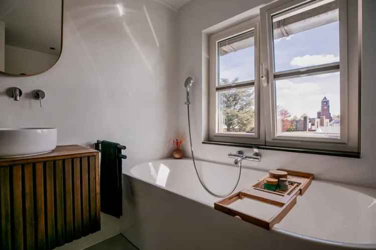 Bernhardlaan 11: Lichtrijk Gezinhuis met Moderne Keuken en Privacyvolle Tuin