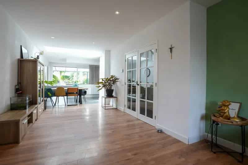 Jaren 30 woning met 4 slaapkamers luxe badkamer en tuin
