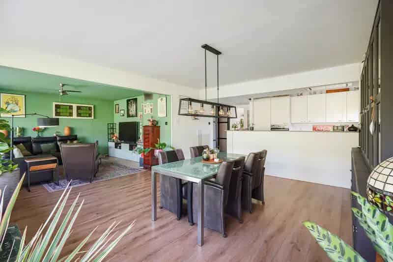 Ruim Hoekappartement 132m2 3 Slaapkamers 2 Badkamers nabij Winkels