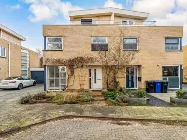 Huis te koop Almere 150m	 4 kamers 3 slaapkamers