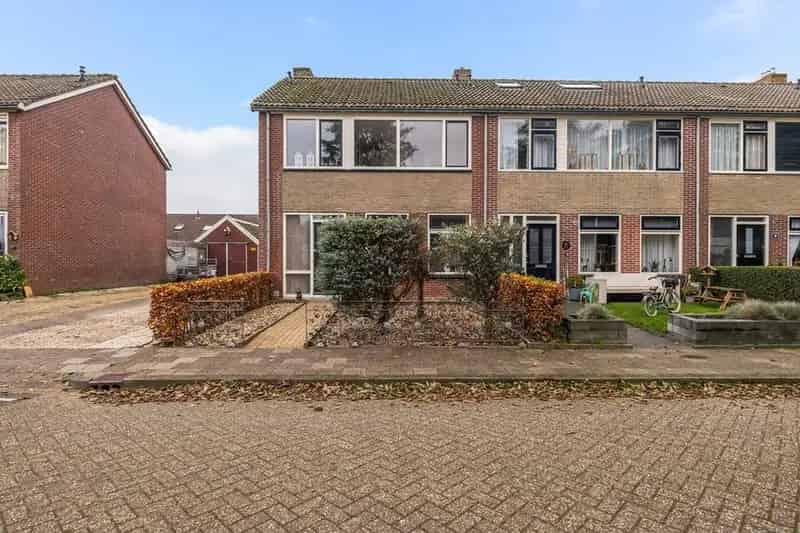 Ruime Hoekwoning met Garage en 4 Slaapkamers in Marrum