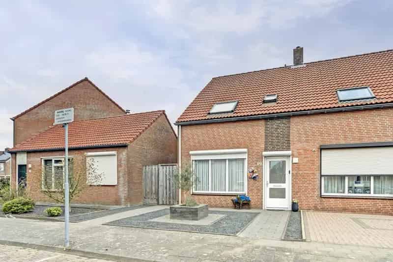 Huis te koop St Willebrord: Gezellige Eindwoning met Bijgebouw