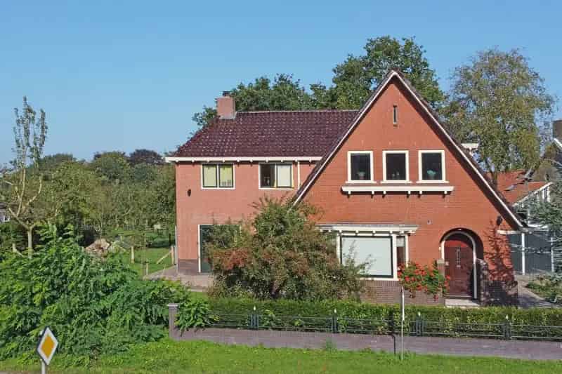 Karakteristieke woning Twijzel met garage smederij stallen en weiland