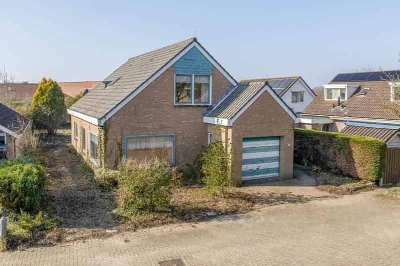 Te renoveren woning Dirksland met garage en royale tuin