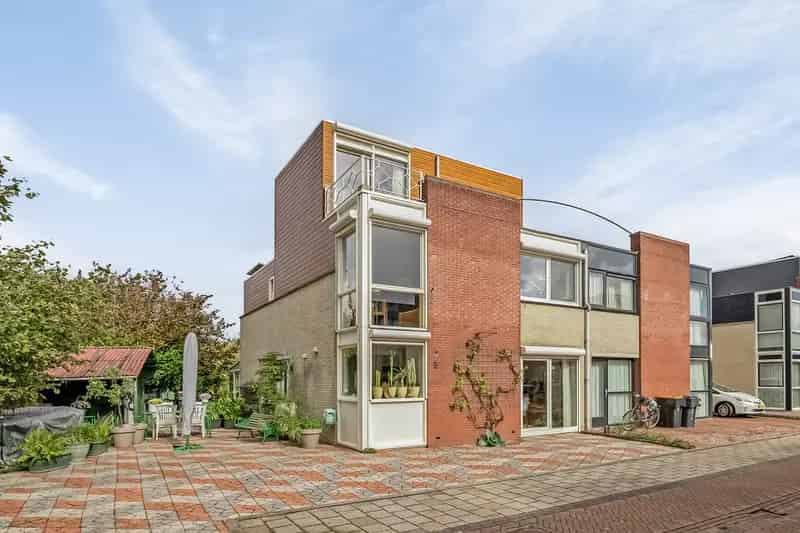 Ruime 7-kamer gezinswoning met serre en tuin Heerhugowaard