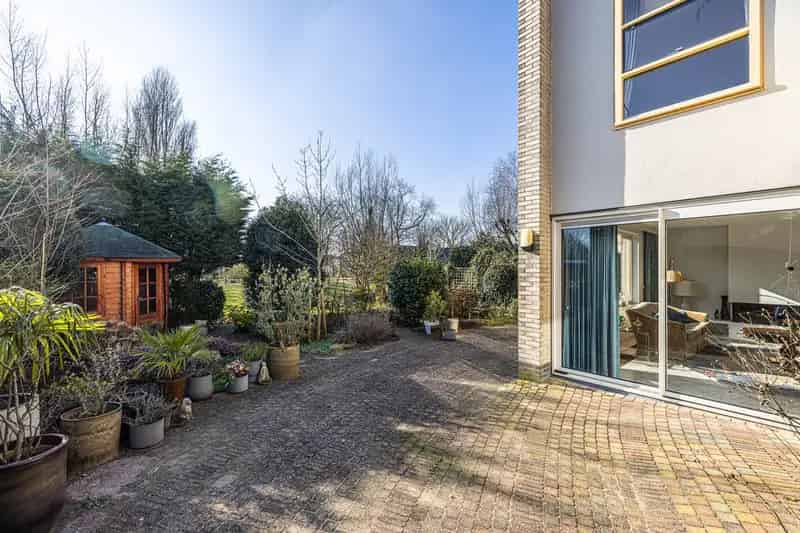 Vrijstaande Villa Hillegom: Diepe Garage, Ruime Woonkamer, Slaapkamer Begane Grond