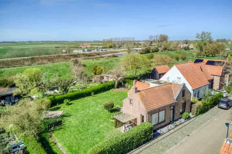 Vrijstaande woning met grote tuin in Retranchement