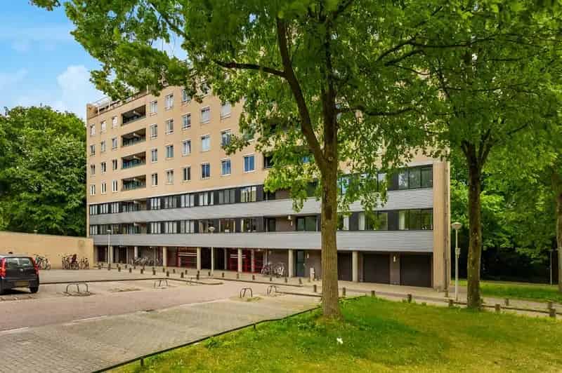 Ruim 3 Kamer Appartement Amsterdam Zuid met Balkon en Parkeerplaats