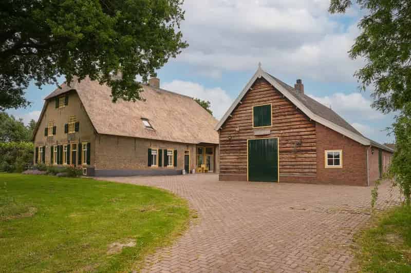 Woonboerderij te koop Andel: Rijksmonument met bijgebouw