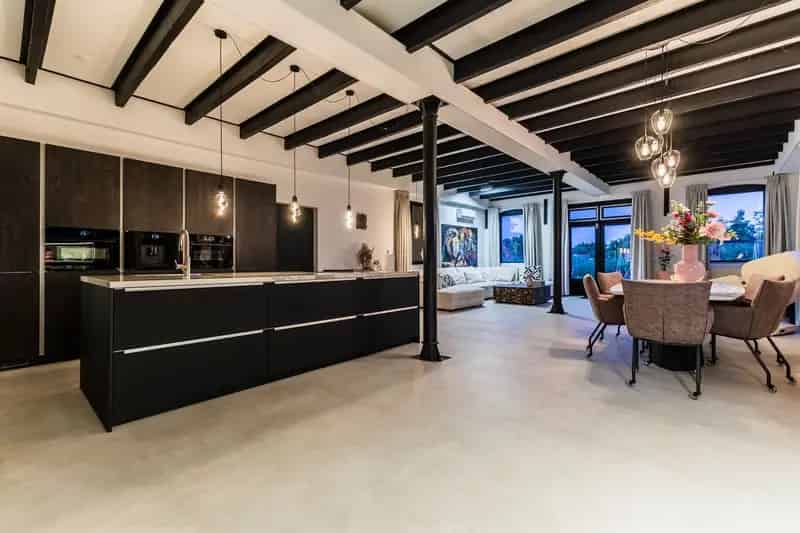 Huis te koop Westzaan: Monumentaal pand met moderne inrichting