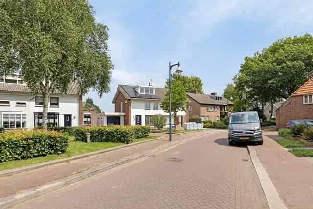 Half Vrijstaande Woning Veldhoven 5 Kamers 135m2