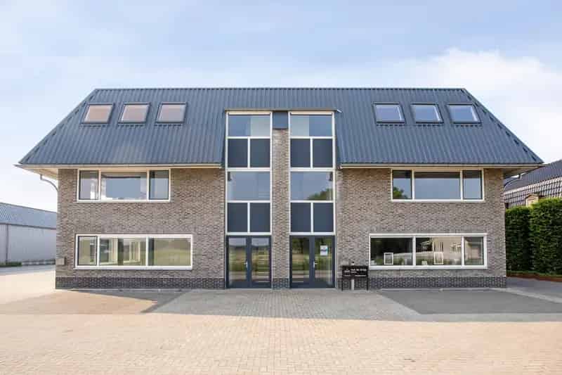 Bedrijfshal Oldebroek te huur: Kantoorruimtes en Opslaghal