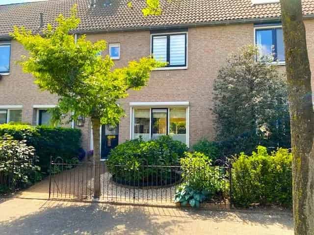 Ruime gezinswoning met grote zolder nabij Gooimeer