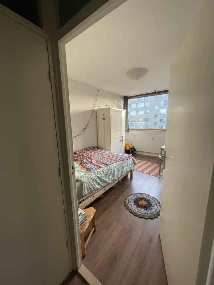 Kamer in ruim appartement per 1 juni