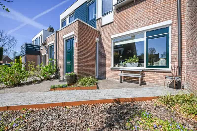 Huis te koop Putten: Ruime Middenwoning met Tuin