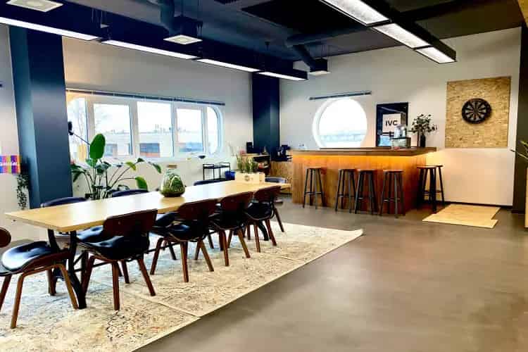 Coworking Kantoor Amsterdam Sloterdijk: Podcast Studio & Vergaderruimtes