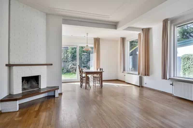 Huis te koop Apeldoorn West: Vrijstaand Herenhuis met Ruime Tuin en Garage