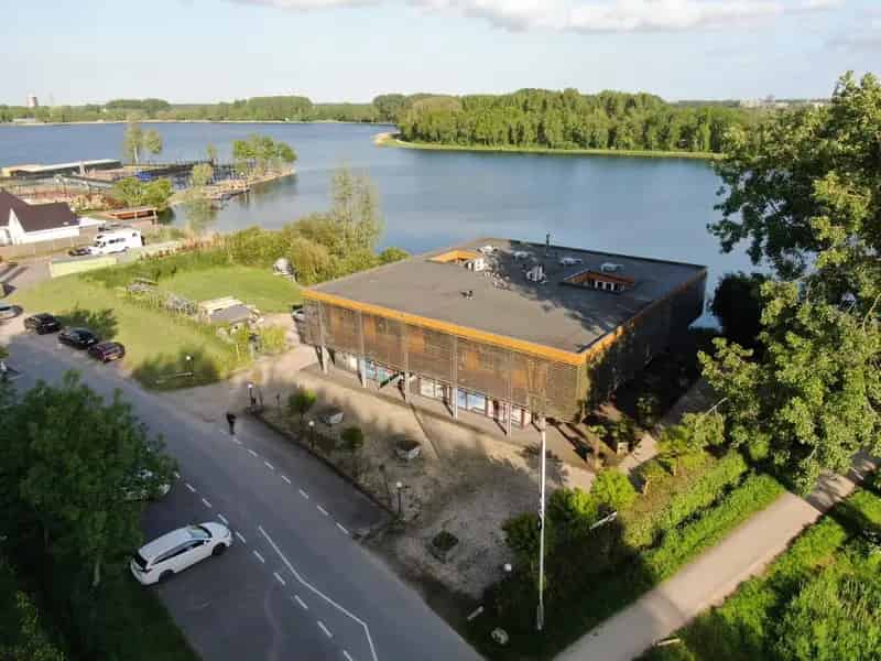 Bedrijfsruimte met appartementen te koop Zevenhuizen