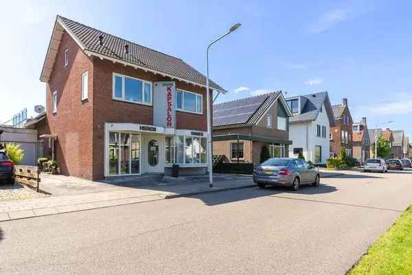 Vrijstaande woning aan vaarwater Roelofarendsveen