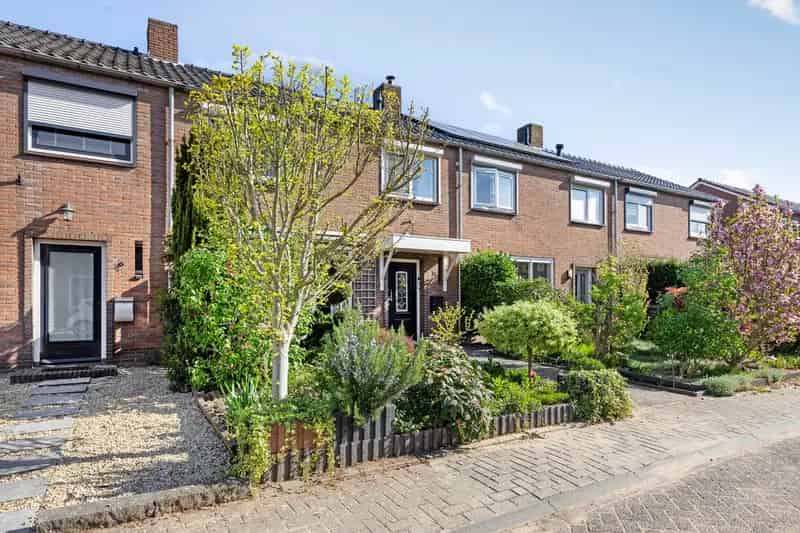 Huis te koop Bemmel: Ruime gezinswoning met serre en tuin