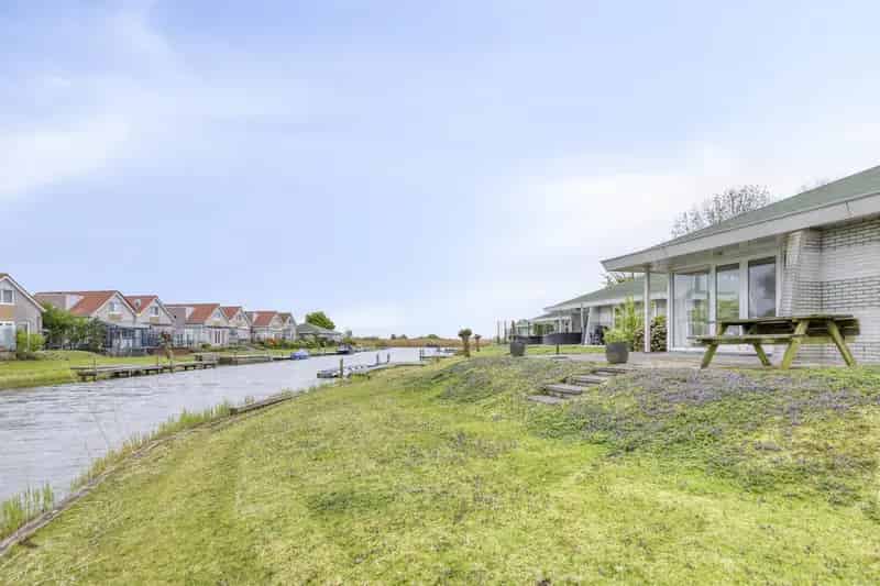 Vrijstaande Bungalow aan het IJsselmeer te Makkum