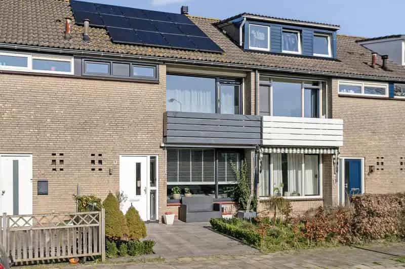 Huis Te Koop , 6, Pastoor Jutenlaan, Willemstad, Noord-Brabant