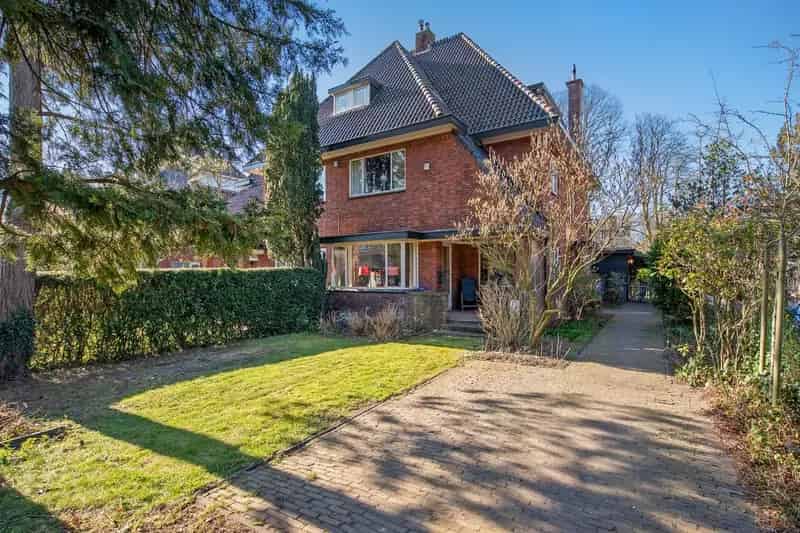 Riante 30er Jaren Villa Wassenaar 6 Slaapkamers 2 Badkamers Grote Tuin