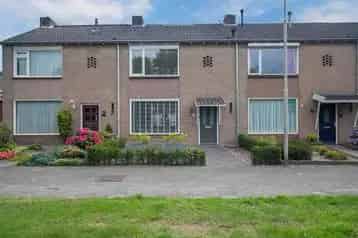 Gerenoveerde Middenwoning met Garage en Groenvoorziening