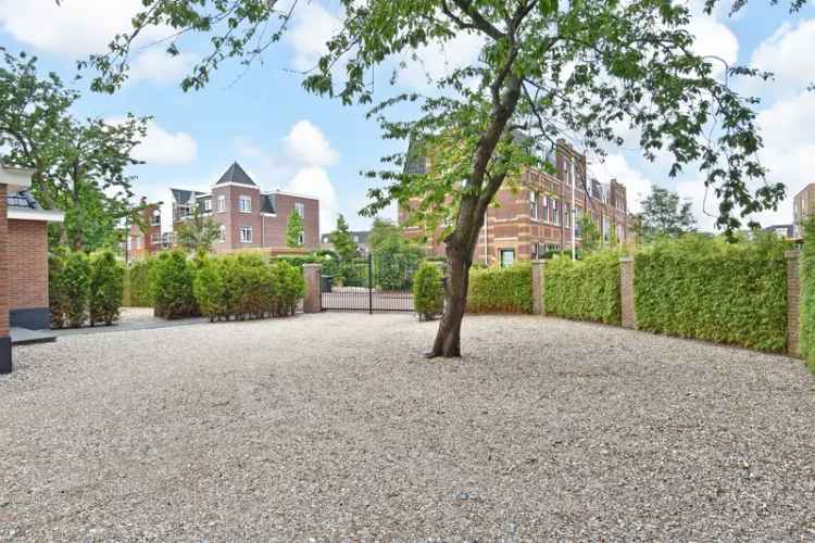 Huis te koop Boomaweg Den Haag: Vrijstaand aan het water