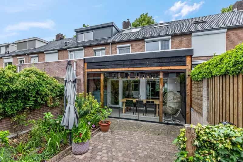 Huis te koop Oss  - Modern gerenoveerde woning met 4 slaapkamers en garage
