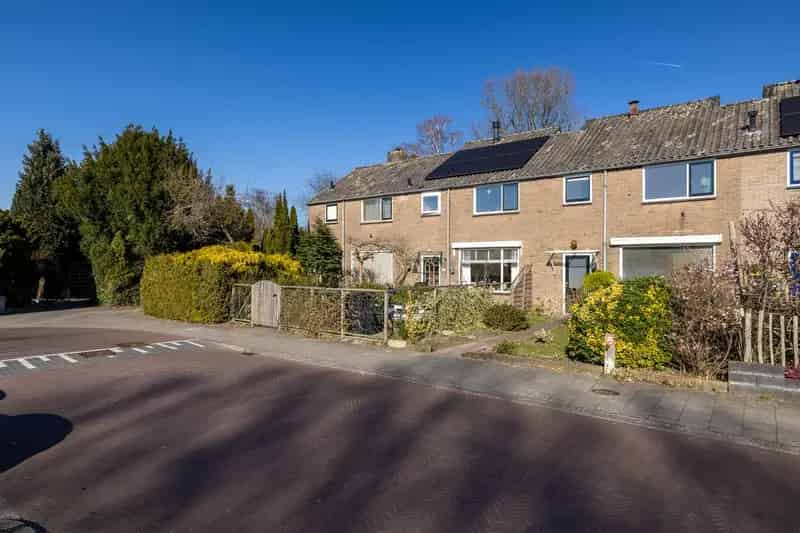 Huis te koop Naarden: Moderne Middenwoning te moderniseren