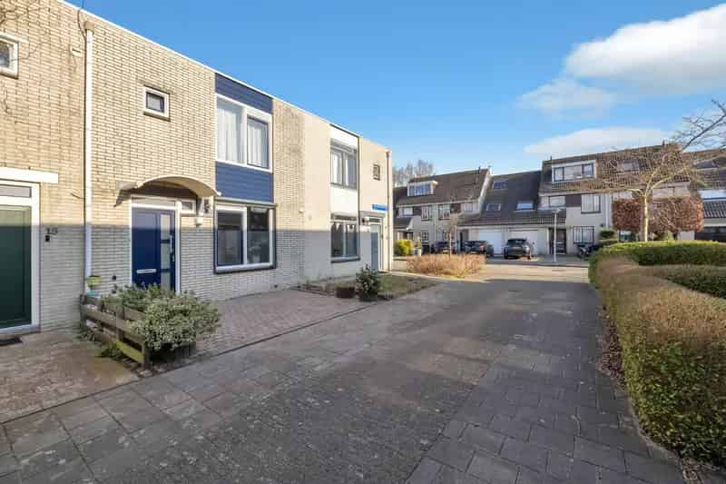 Almere Bloemenbuurt: Ruime gezinswoning met moderne keuken en grote tuin