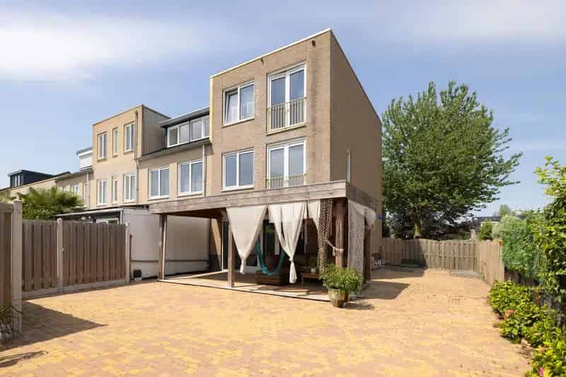 Ruime Hoekwoning 157m



 met extra ruimte 23m



 te koop