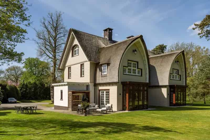 Landhuis met paardenstallen nabij Huizen