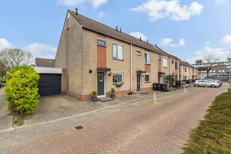 Huis te koop Rozenburg: 3 slaapkamers, garage, tuin op het zuidwesten